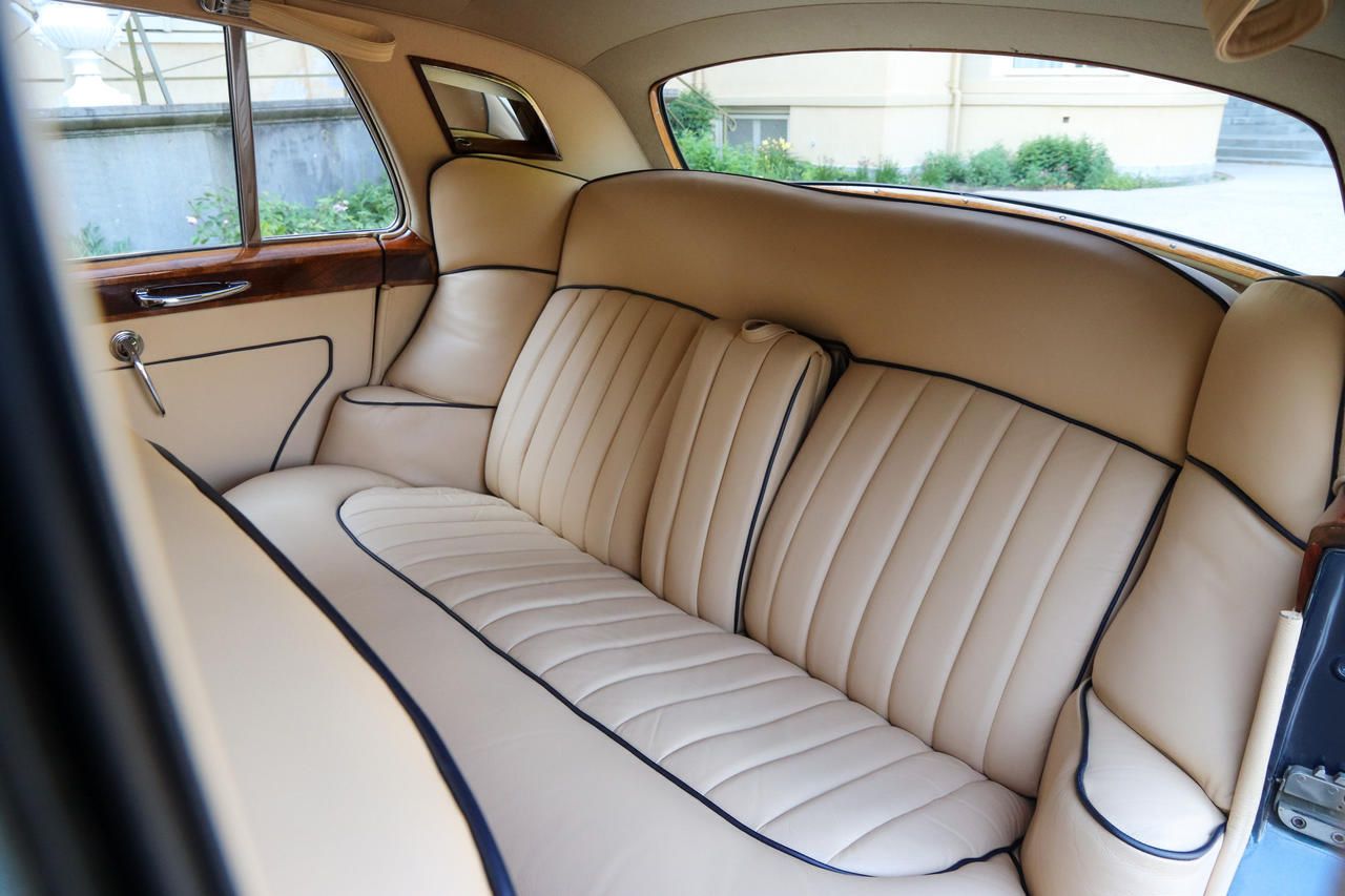 Escape to the Chevreuse Valley with a Bentley S2
