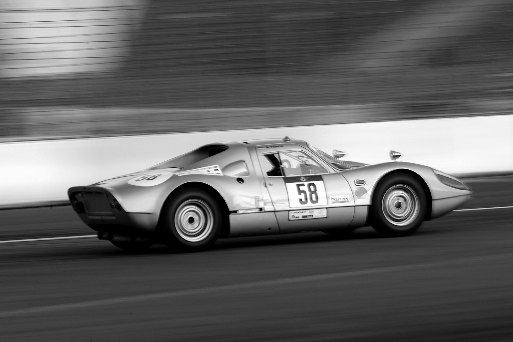 La location de voiture ancienne Cartis est une histoire de passion : ici une voiture ancienne Porsche 904 GTS courant au Mans Classic