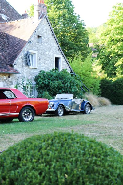Location de notre voiture ancienne Ford Mustang et de notre voiture de collection Morgan roadster lors d'une balade en voiture ancienne