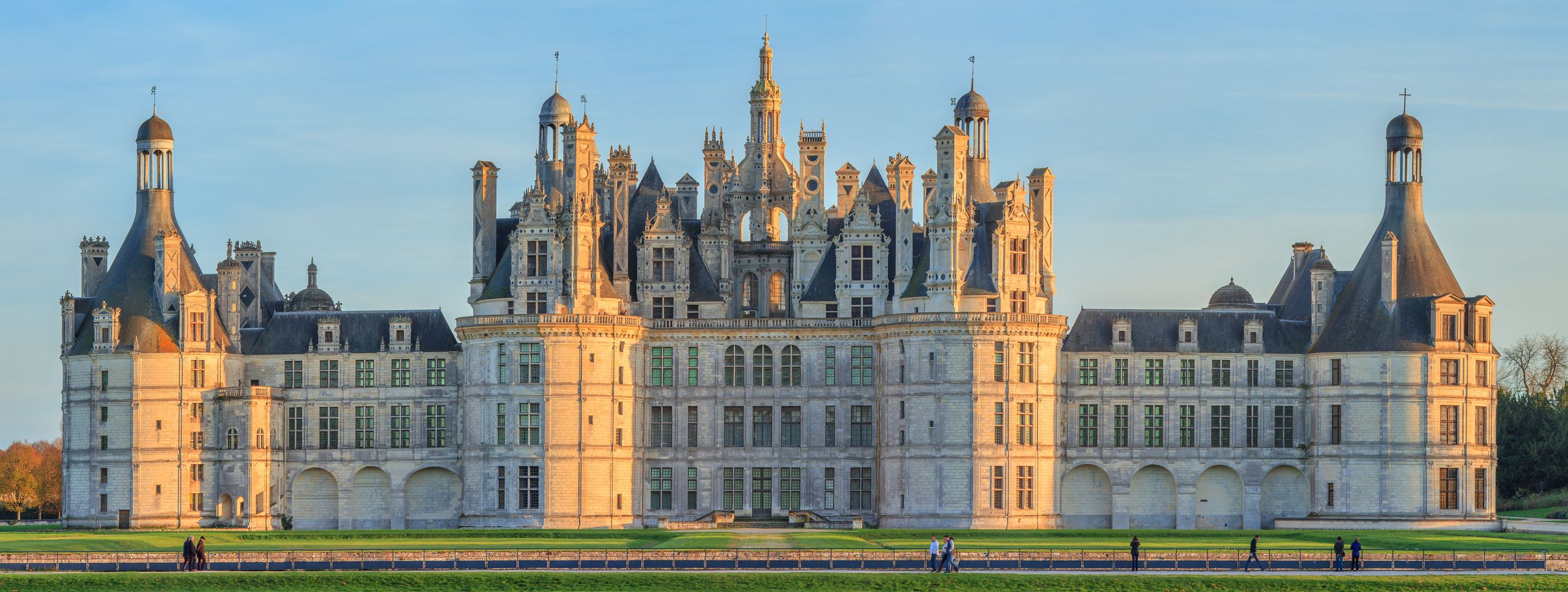 La location de voiture de collection Cartis comprend une balade en voiture ancienne devant le château de Chambord