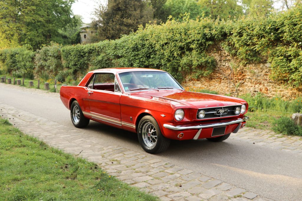 Classic car rental Rent Ford Mustang GT V8 Cartis