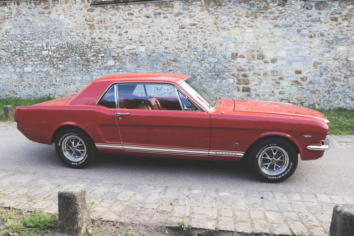 rent a classic car Ford Mustang Goldfinger